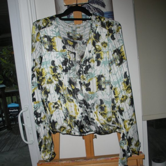 Guess printed silk like blouse with low v snap front and tie bottom SX: L - Picture 1 of 6